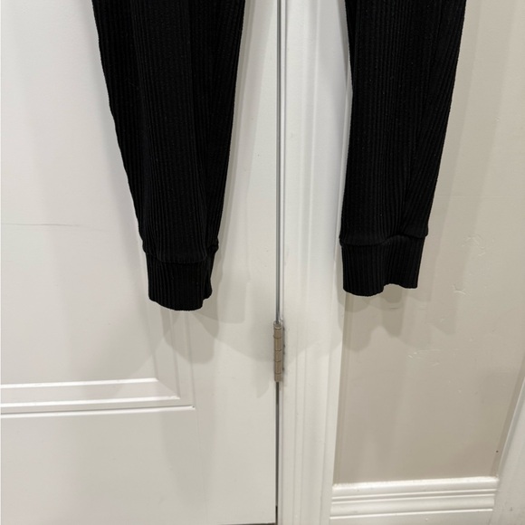 ALO Yoga Black Ribbed Texture - Picture 4 of 10